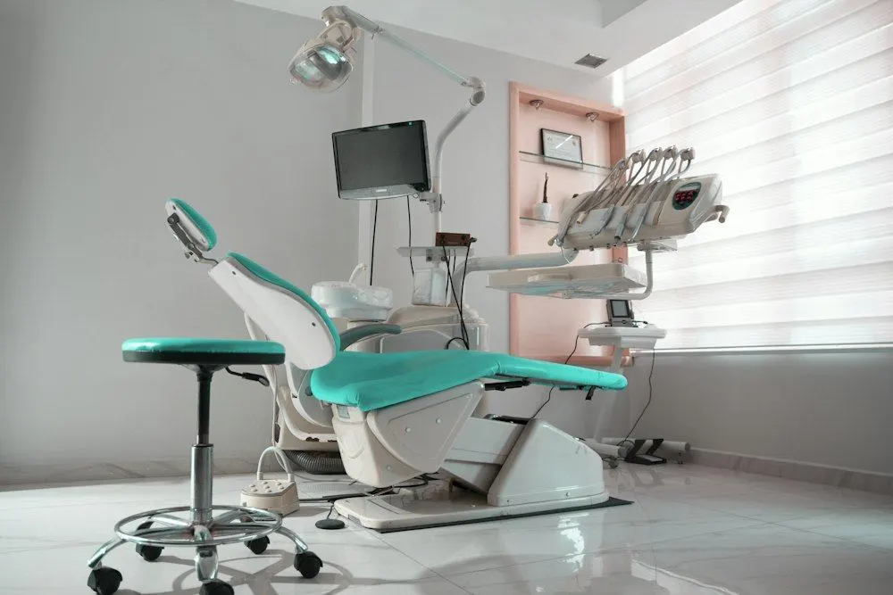 Sillón dental con unidad y monitor