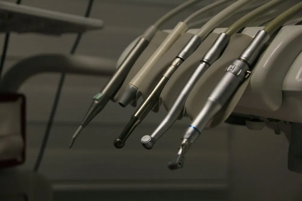 Turbinas y contraángulos colgados en la unidad dental