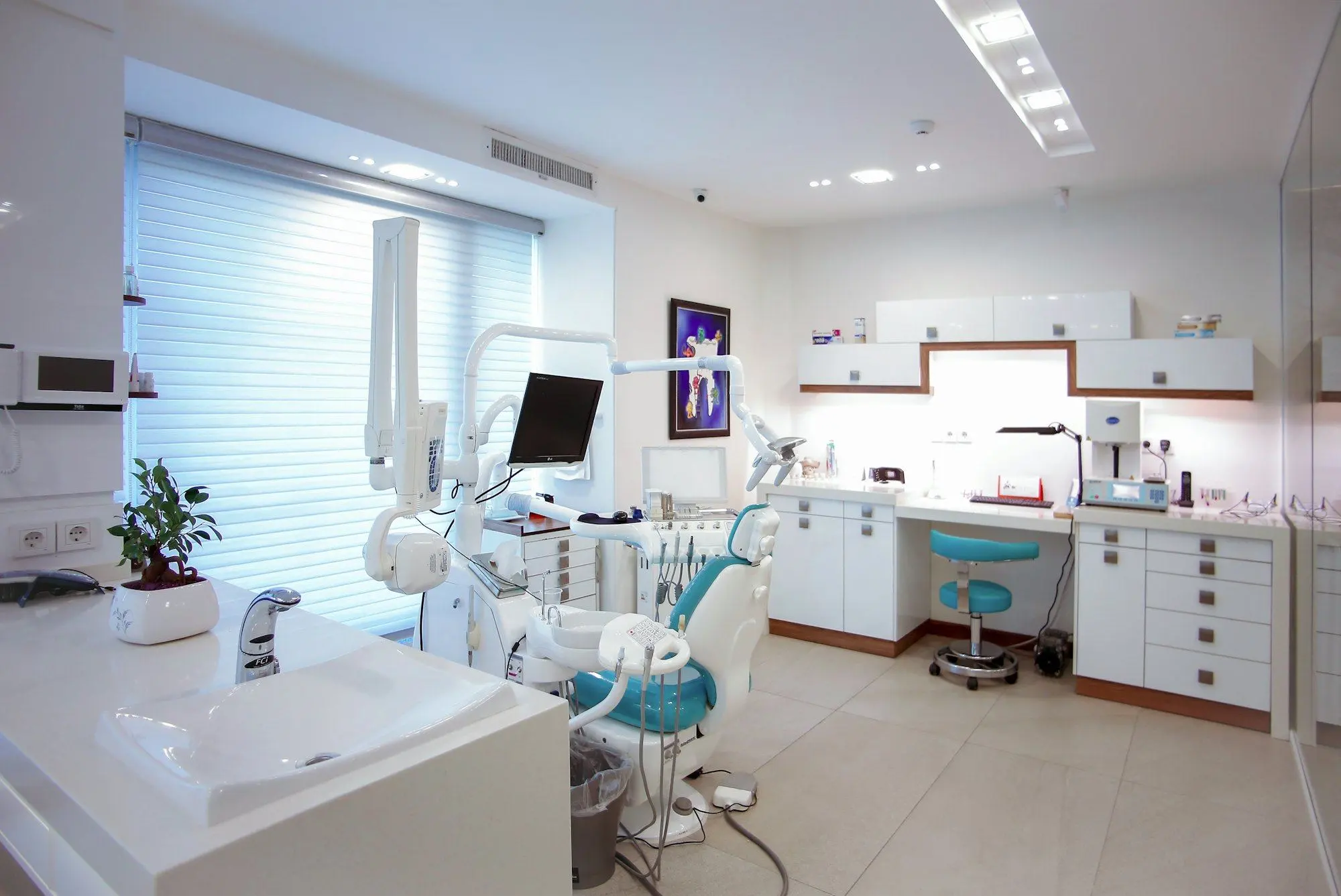 Gabinete dental moderno con sillón y equipamiento